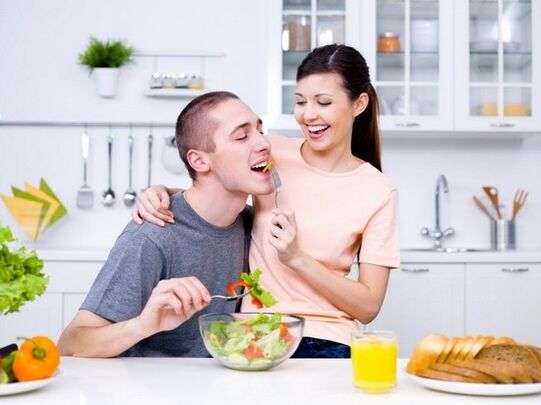 Tüdruk toidab oma meest potentsi suurendavate toodetega